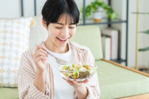 野菜を食べる女性