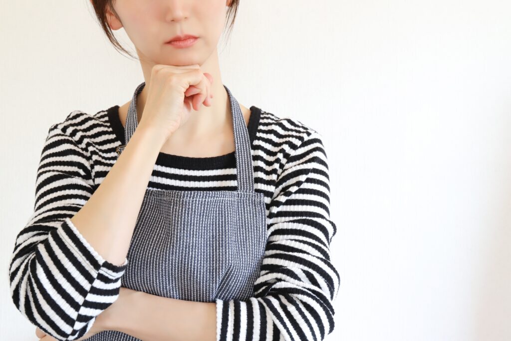 首を傾げる女性