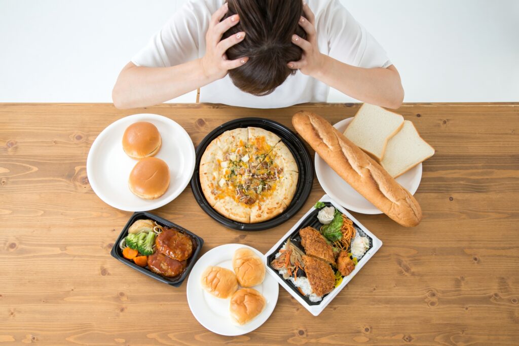 暴食してしまう女性