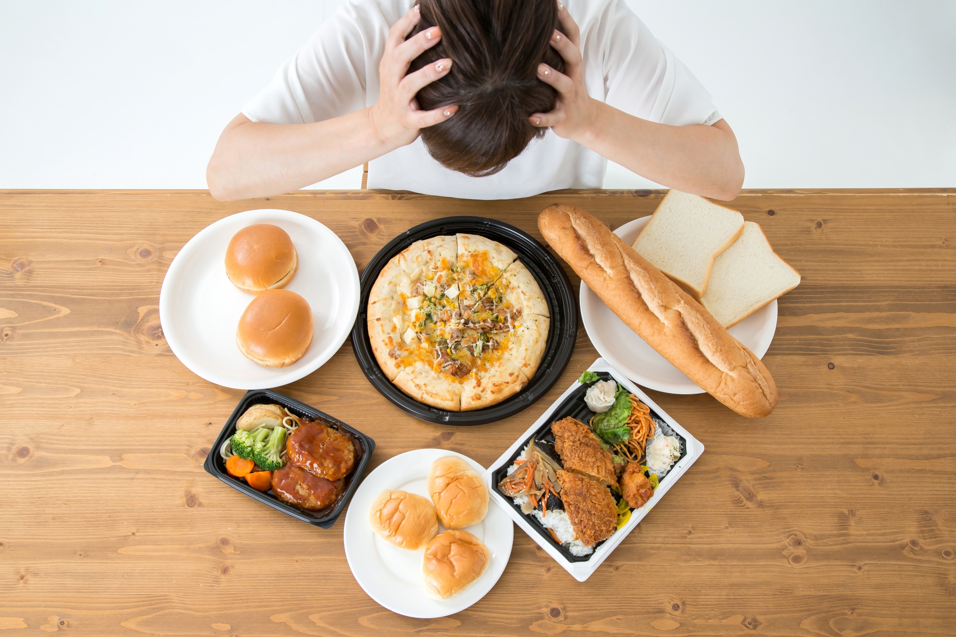 暴食してしまう女性