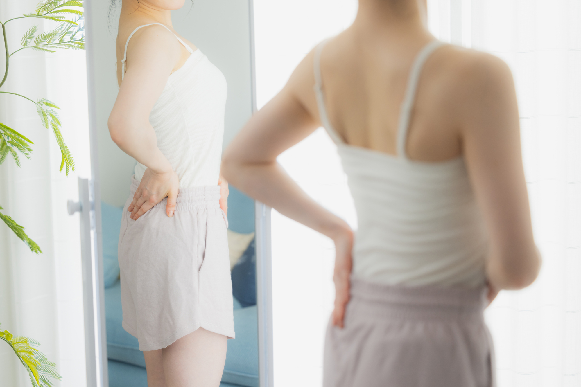 お腹を気にする女性