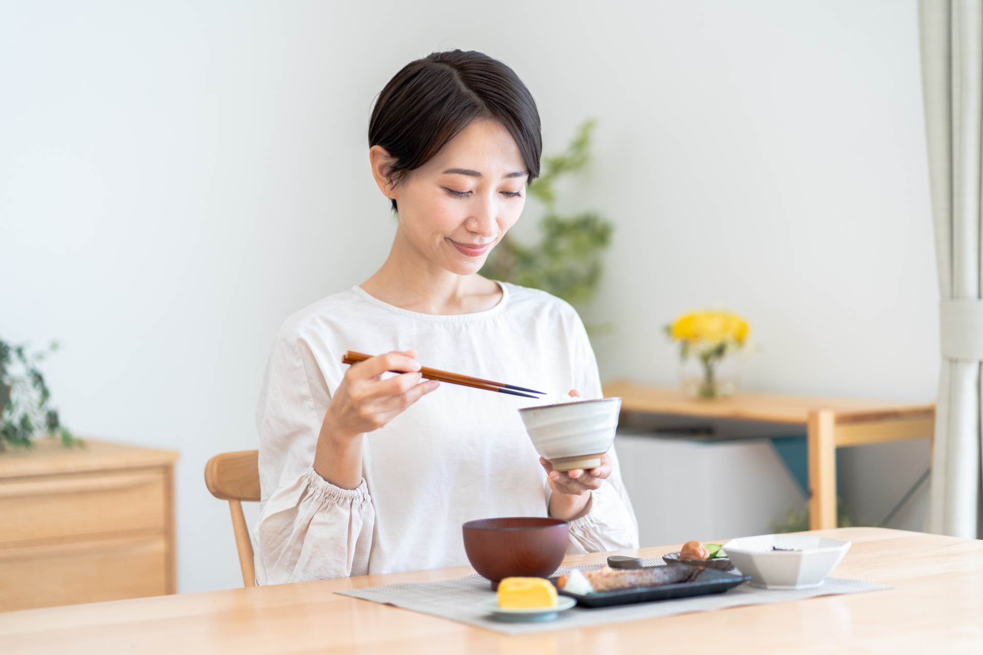 食事をする女性