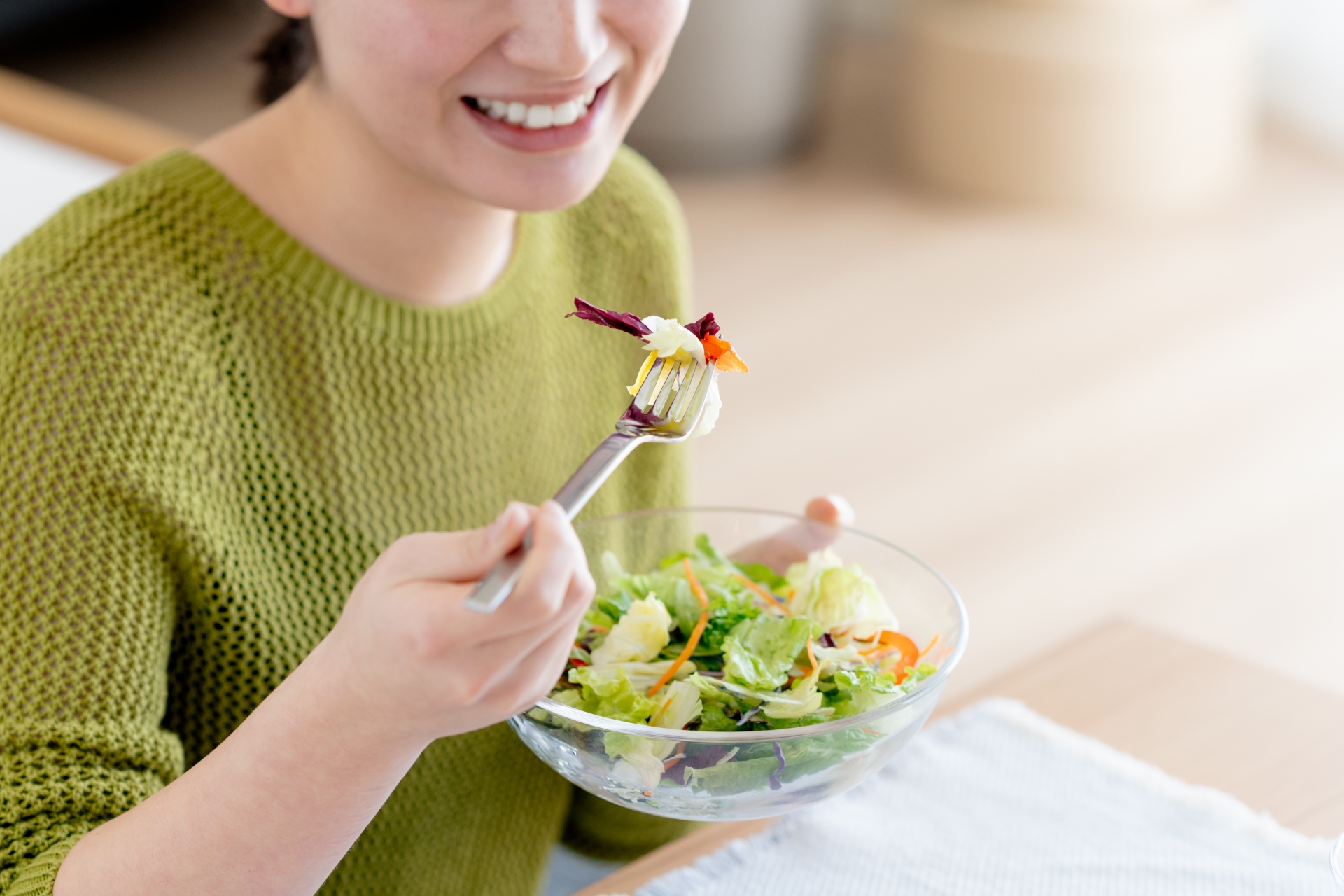 野菜を食べる女性