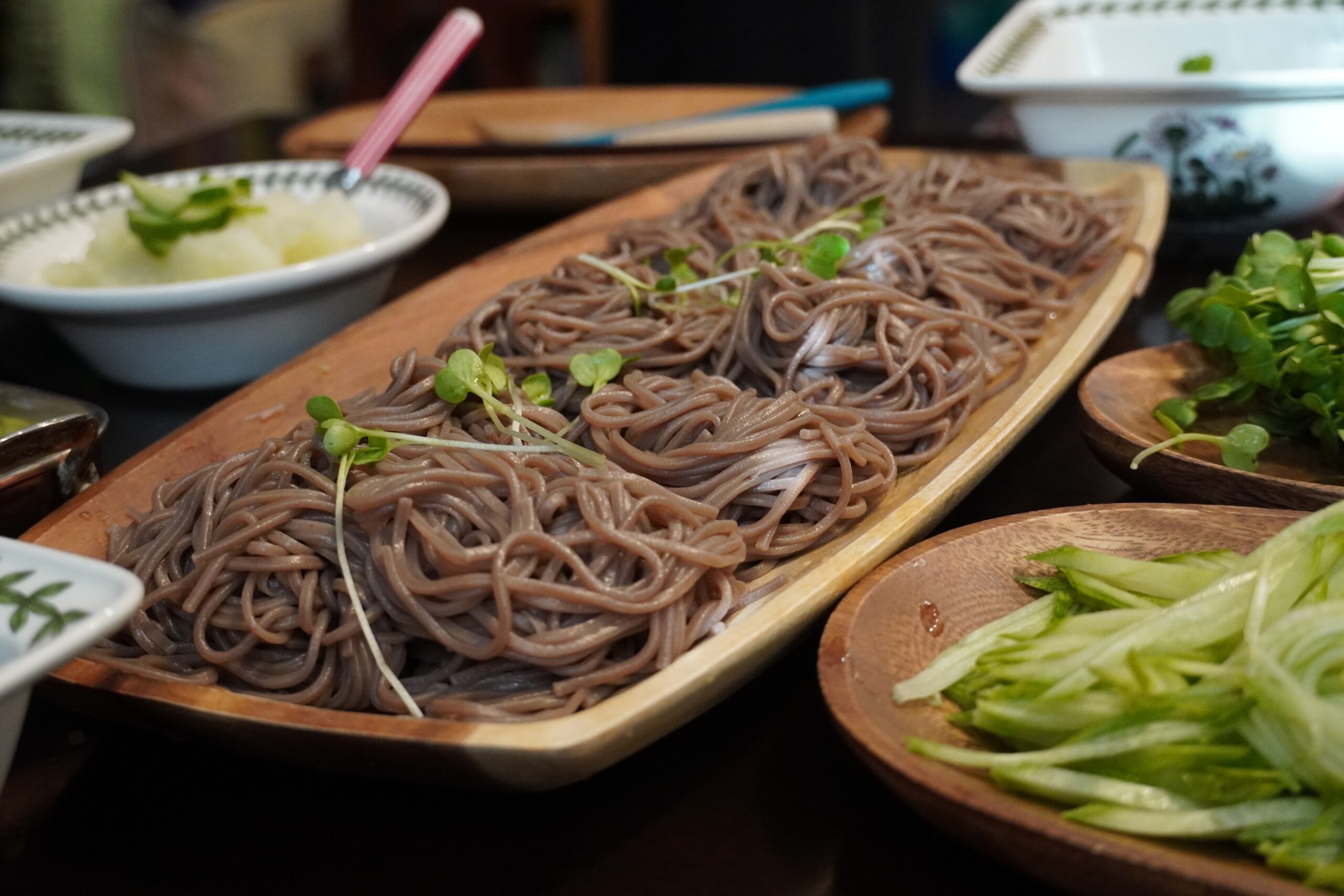 食卓に並ぶ蕎麦と薬味