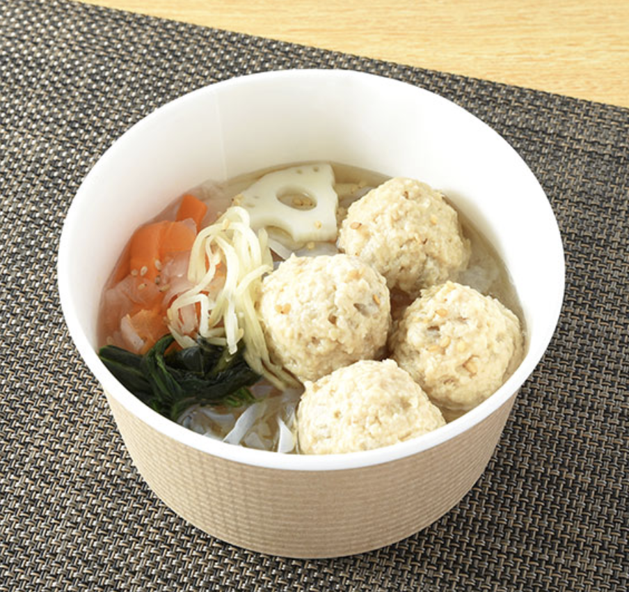 鶏つくねと野菜が入った和風スープ