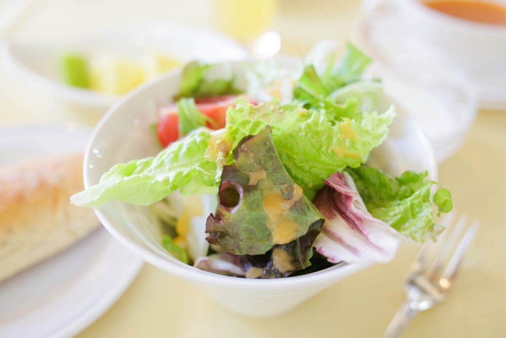 ドレッシングがかかった野菜