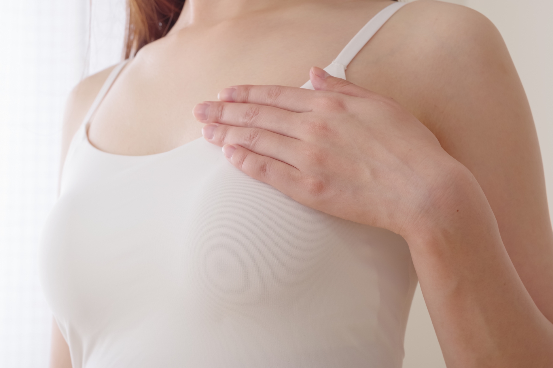 胸に手をあてる女性