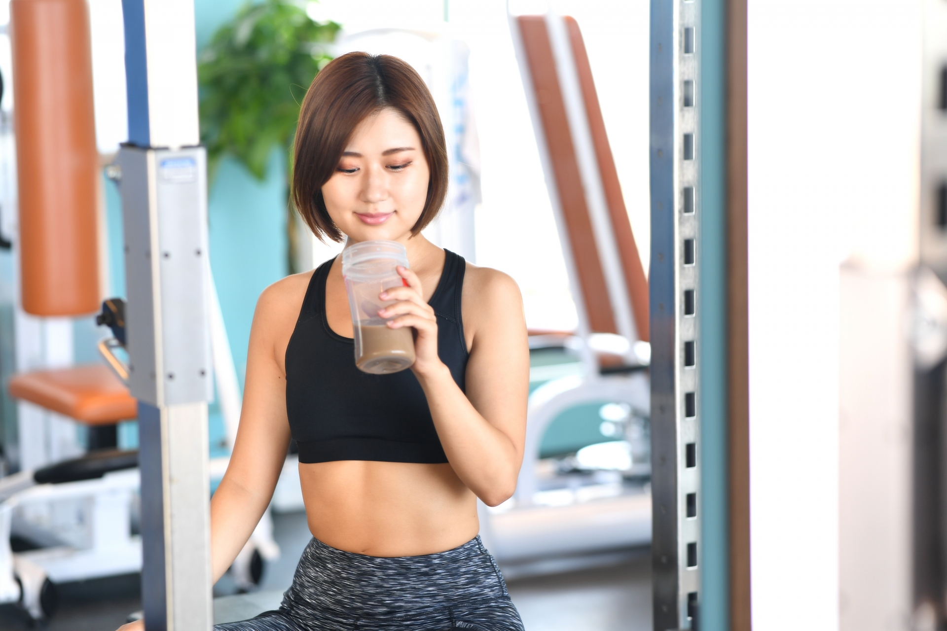 プロテインを飲む女性