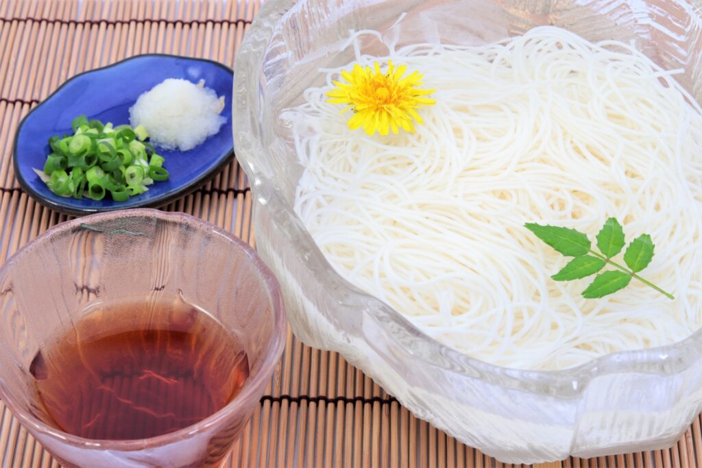 そうめんと麺つゆと薬味