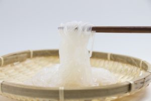 ざるに入ったそうめん