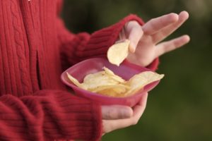 ポテトチップスを食べる女性