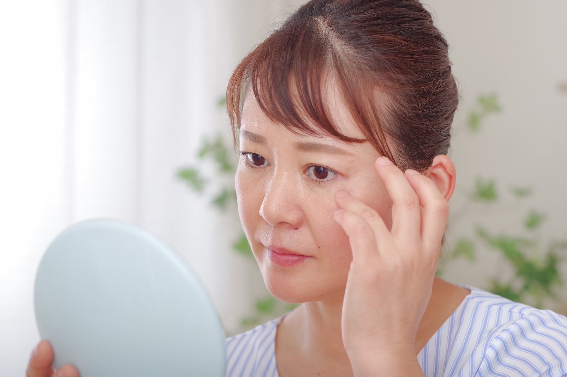 肌のくすみを気にする女性