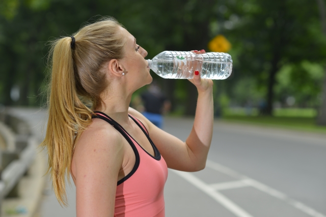 水を飲む女性