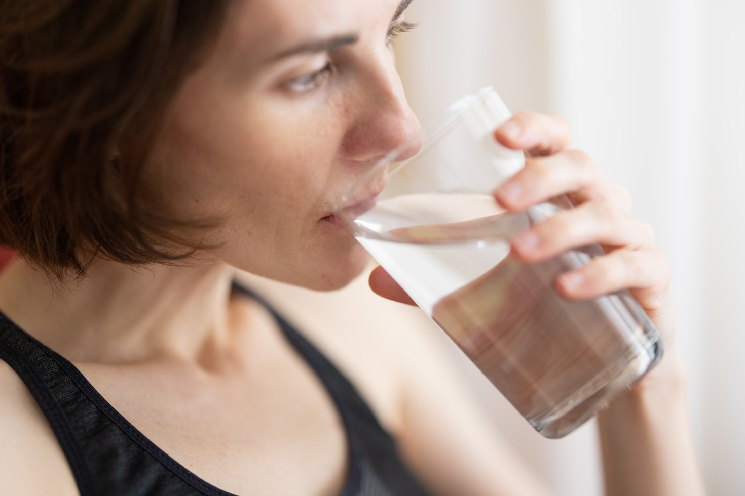 水を飲む女性