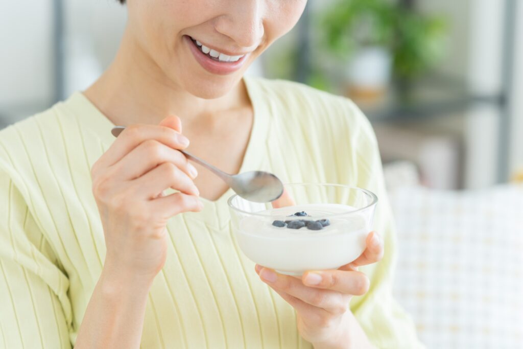 ブルーベリーを食べる女性