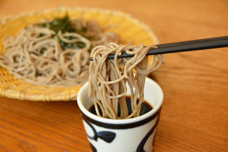 つけだれにつけられたざる蕎麦