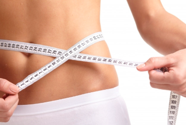 ウエストを測る女性