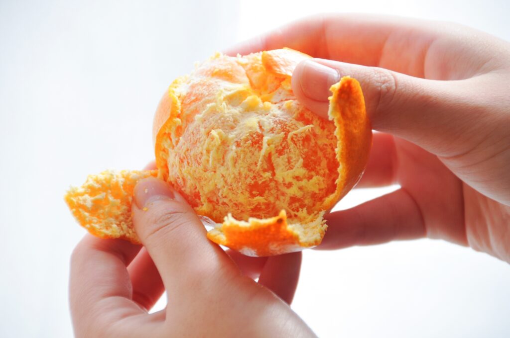 みかんの皮を剥く人