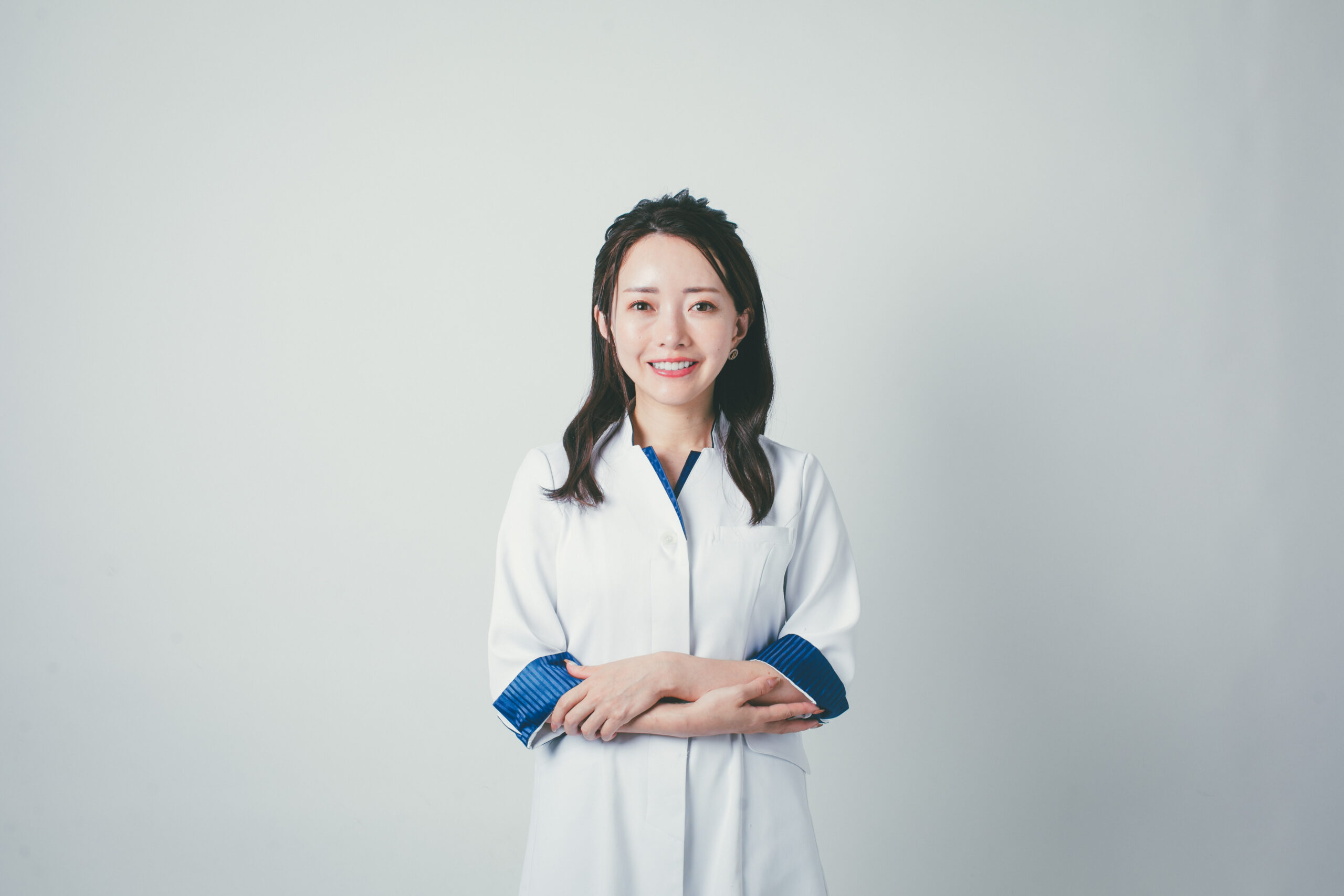 腕を組む女性