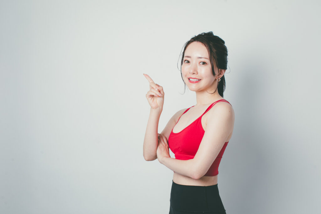 指をさす女性