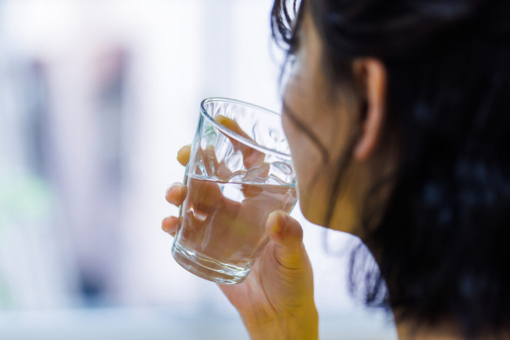 お水を飲む女性