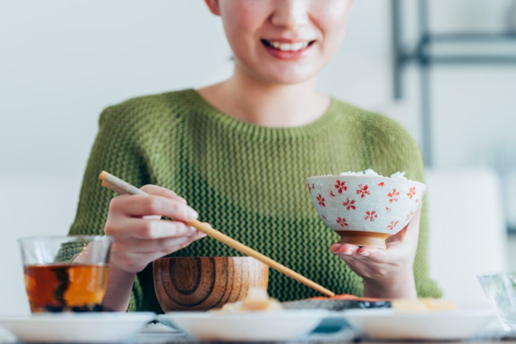 食事をする女性