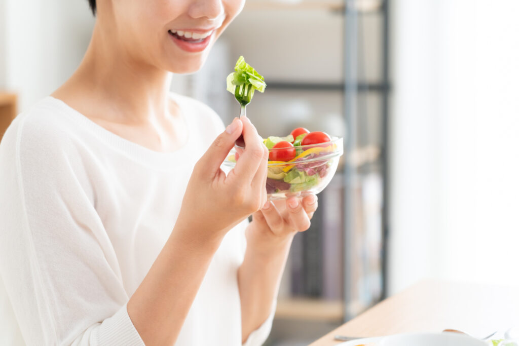 サラダを食べる女性