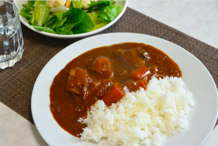 カレーライスとサラダ