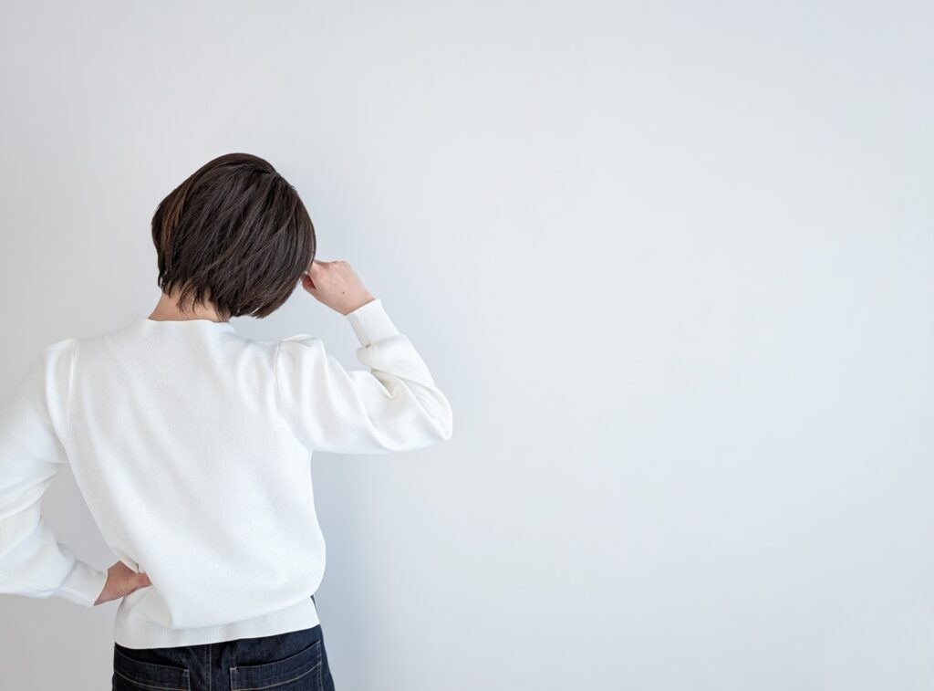 首を傾げる女性