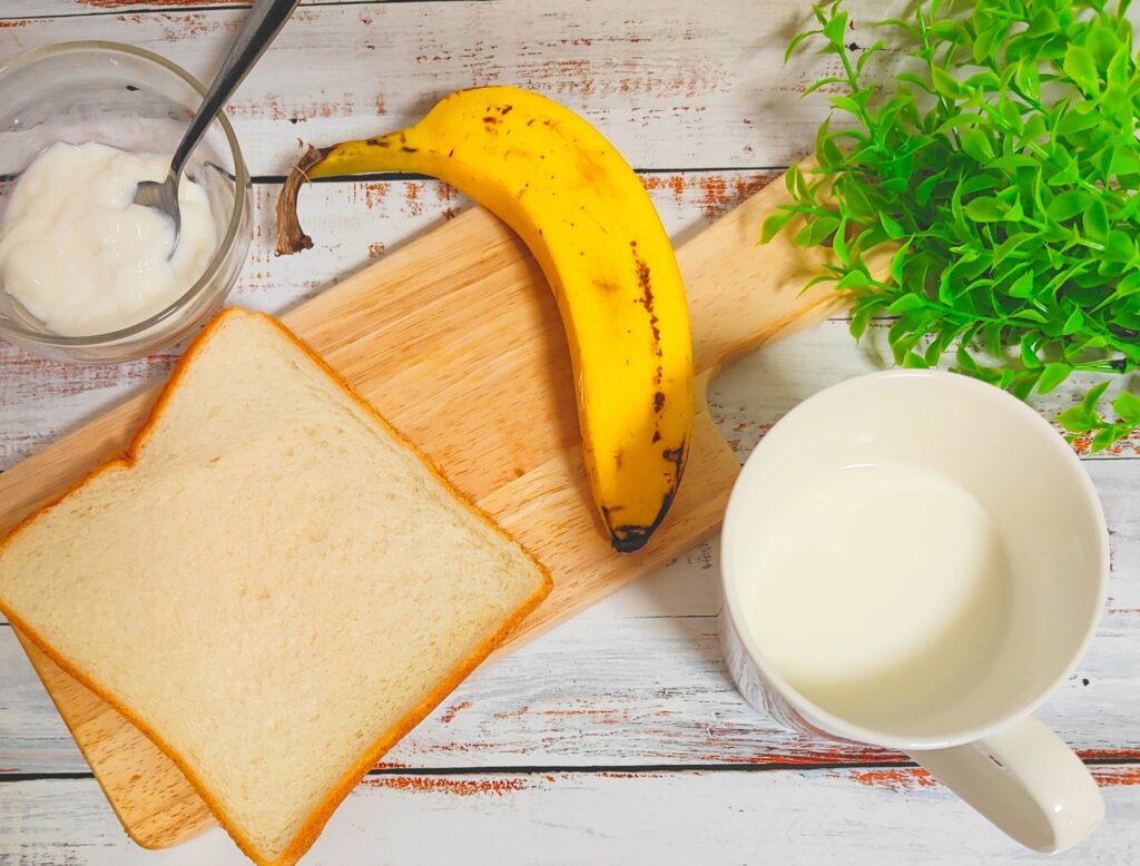 牛乳とパンとバナナーとヨーグルト