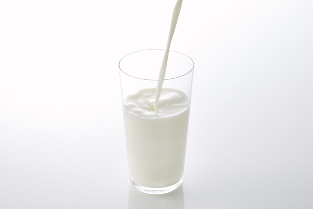 牛乳をコップに注ぐ