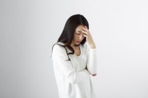 頭を抱えている女性