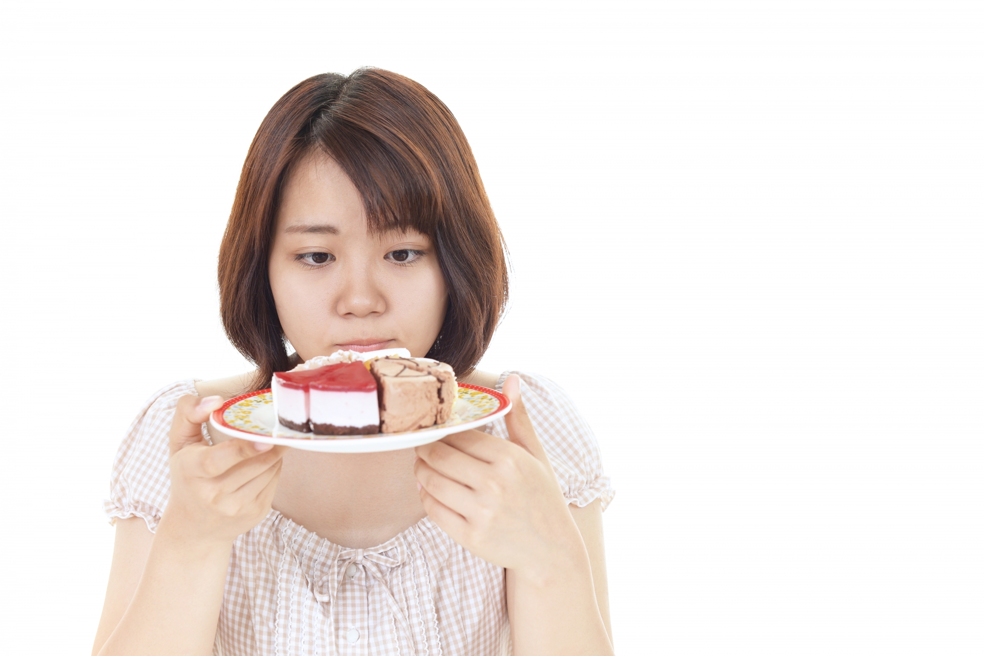 ケーキを見つめる女性