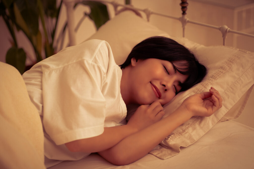 気持ちよく寝ている女性