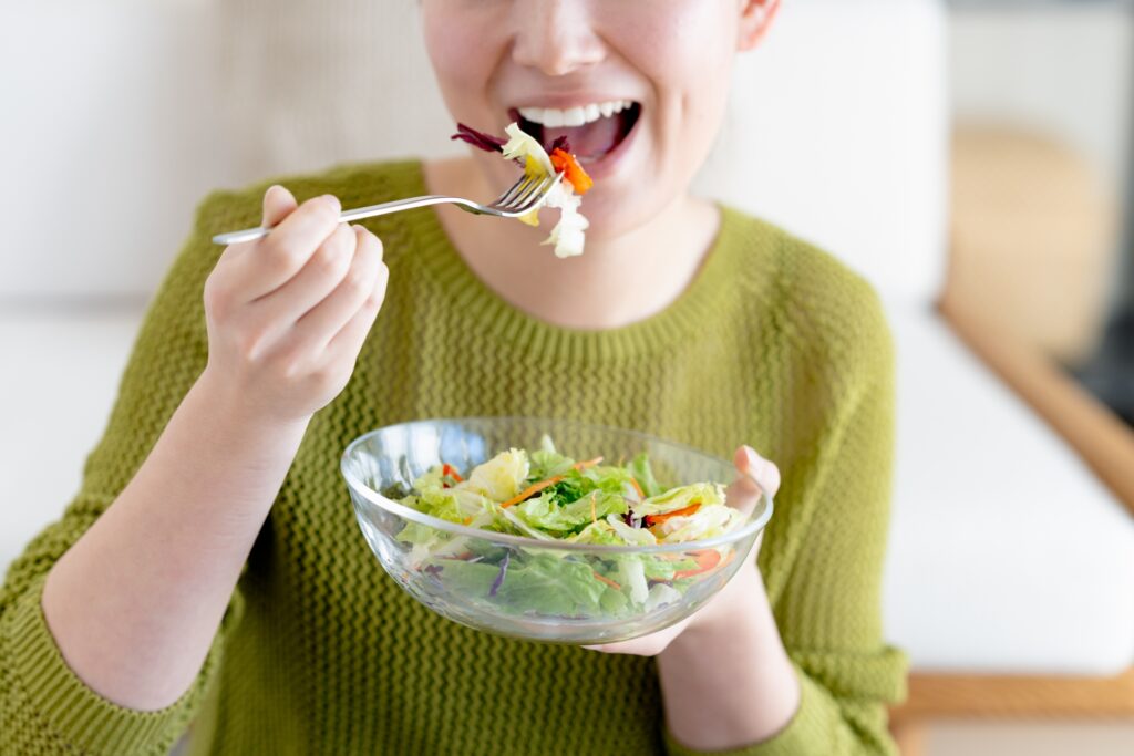 サラダを食べる女性