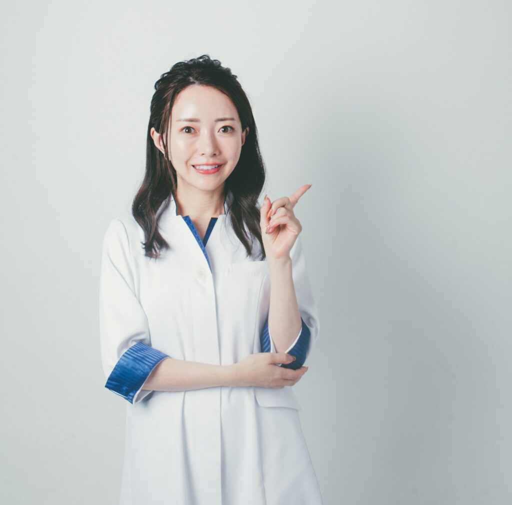 指をさす女性