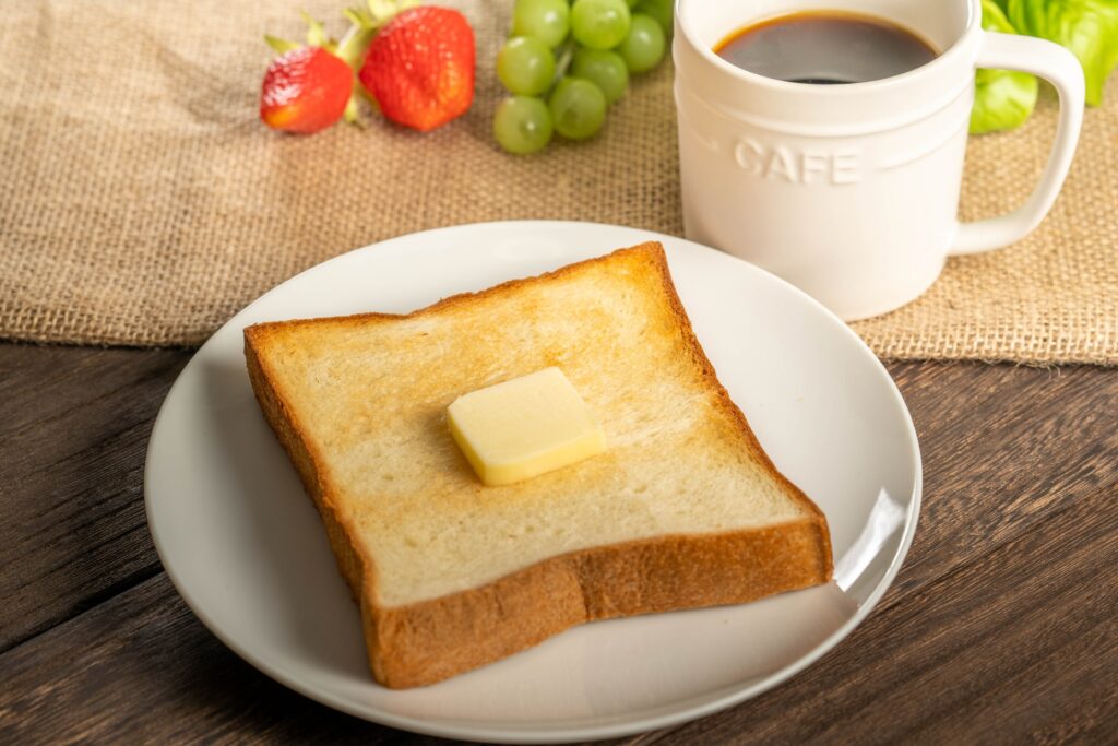 バターが乗ったトースト