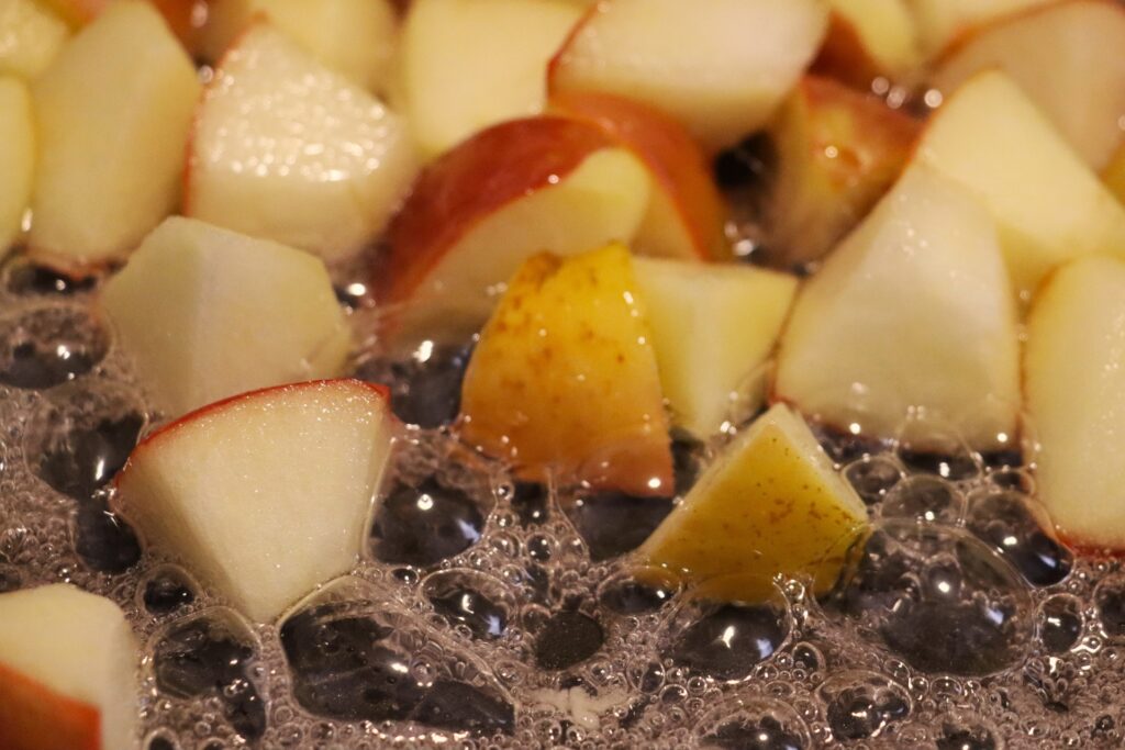 りんごを加熱させる