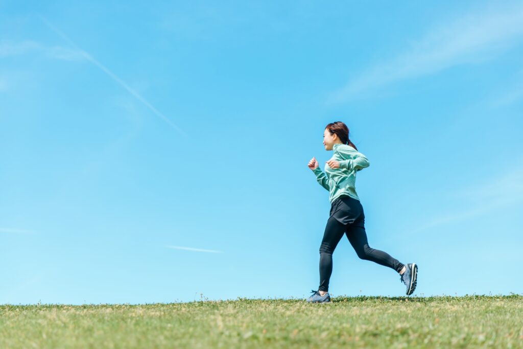 走る女性