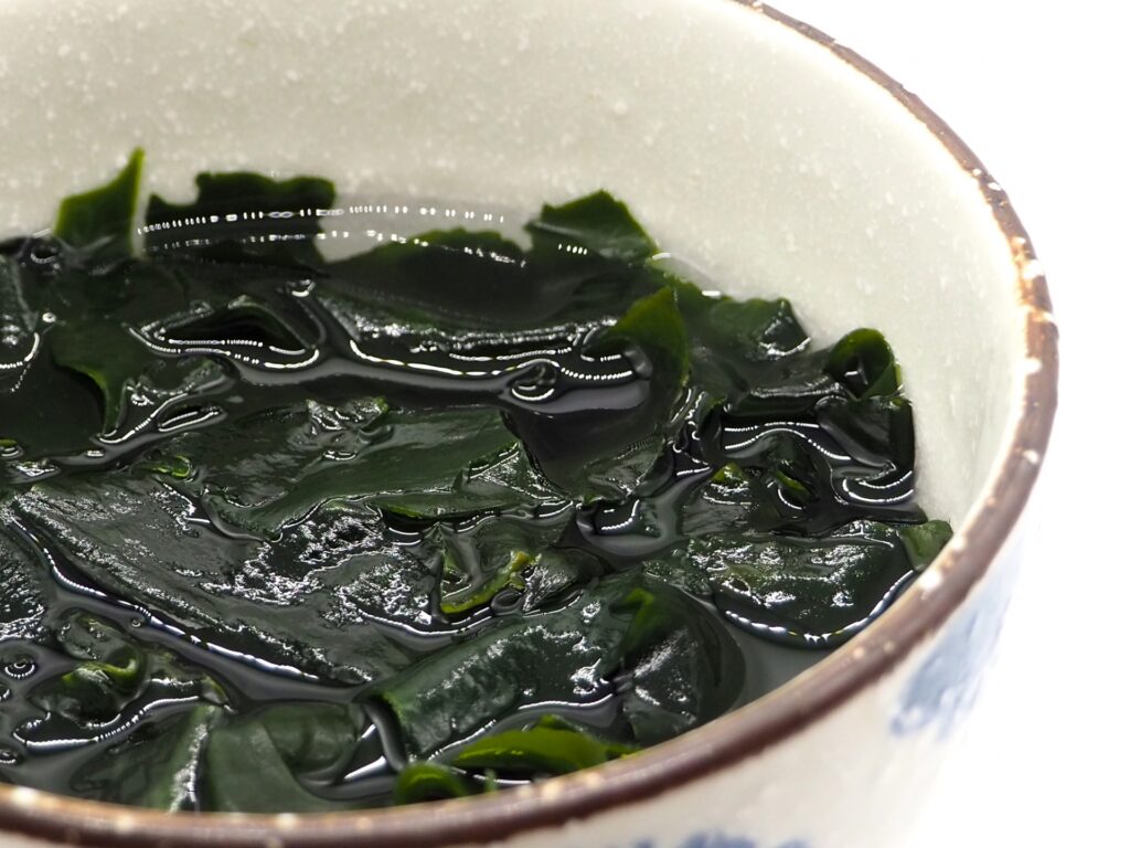 水に浸したわかめ