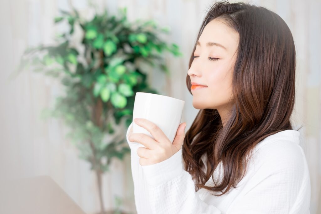 コーヒー飲む女性