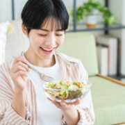野菜を食べる女性