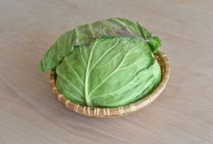 ざるに入ったキャベツ